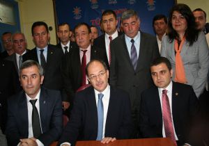 Gözyaşlarını zor tuttu 